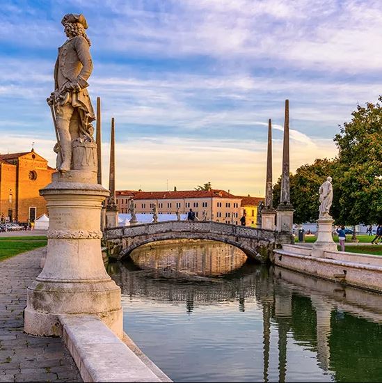 A Taste of Medieval Italy building statue – BRT