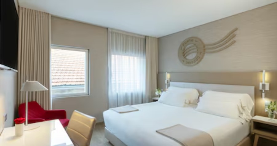 NH Collection Porto Batalha Superior Room